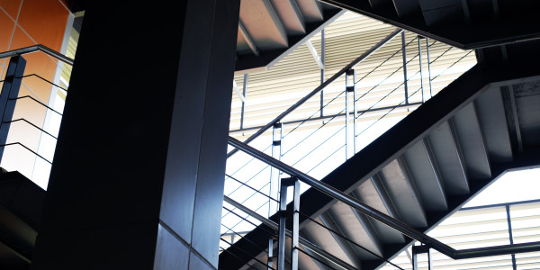 Pintar Fachadas de Empresas / Negocios / Locales Comerciales Maials · Pintado de Escaleras