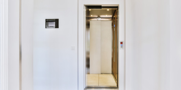 Pintar Fachadas y Patios de Luces de Comunidades Vecinos / Propietarios les Borges Blanques · Esmalte de Puertas de Ascensores, Puertas de Emergencia y Portales