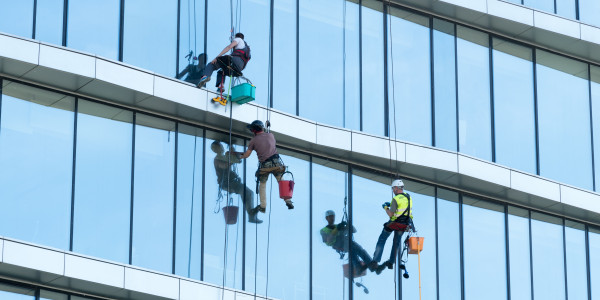 Trabajos Verticales en Fachadas de Edificios / Viviendas Juneda · Pintado Económico y Rápido de Fachadas